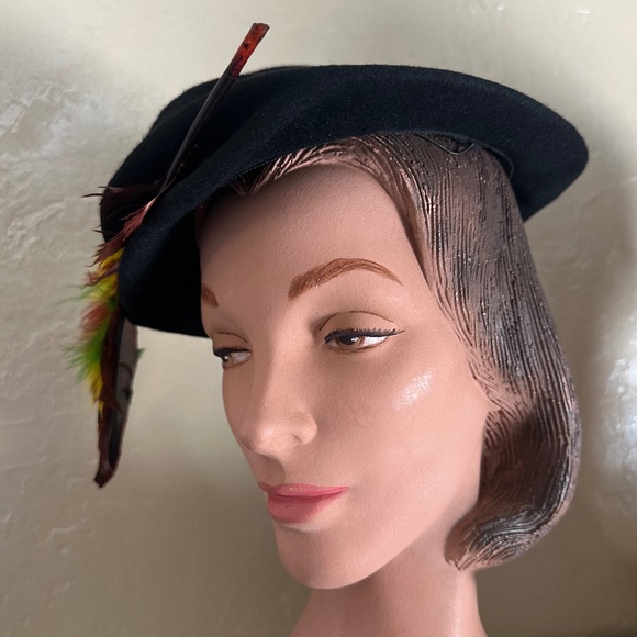 UNUSUAL 1950s\' BLACK FELT HAT WITH FOLDED CROWN & LARGE MULTICOLORED FEATHERS main image 10